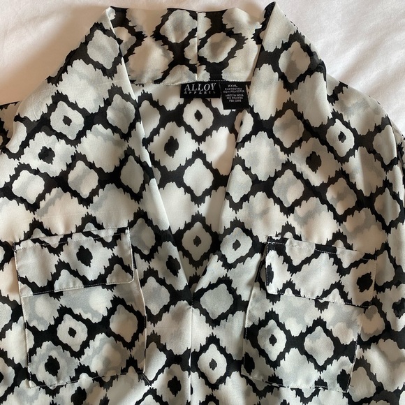 White & Black Pattern V-Neck Flowy Tunic Blouse w/Rolled Sleeves & Gold Buttons - Picture 7 of 9